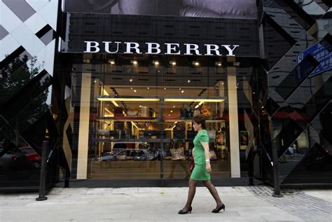 Burberry: sales and profits at half